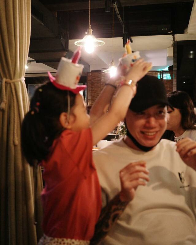 網友們全歪樓直呼，「一個閃現出獄了」。 圖：翻攝自Toyz臉書