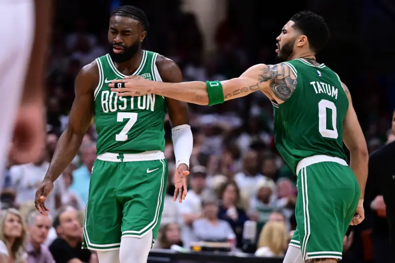 ▲塞爾提克的「雙探花」組合Jayson Tatum(右)與Jaylen Brown(左)，是球隊爭冠的最佳組合。（圖／美聯社／達志影像）