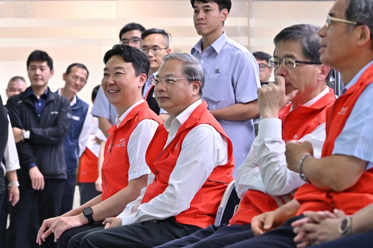 行政院發言人陳世凱（左）陪同視察交通部高公局交控中心。 圖：翻攝自陳世凱臉書