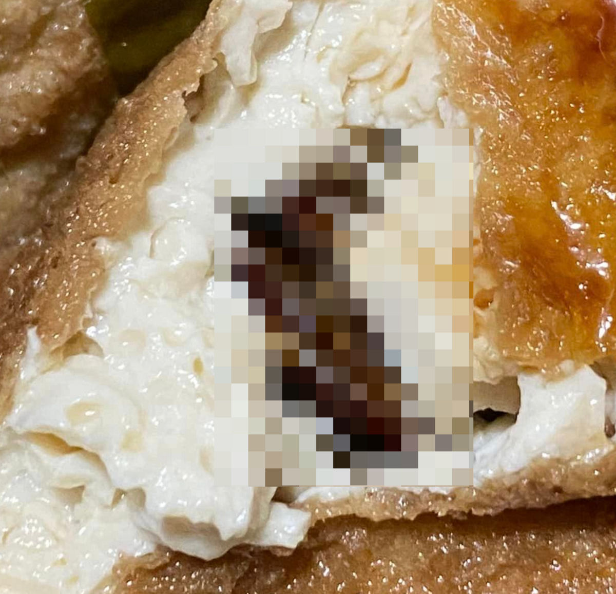 食安問題一直都是民眾最在意的問題之一，近期有位網友在「爆料公社二社」發文表示，自己台中市場購買阿給，回家咬下一口後發現裡面竟然包著一隻完整的大蟑螂，許多網友也紛紛表示噁心難以接受。 圖：翻攝自 Facebook 社團 爆料公社二社