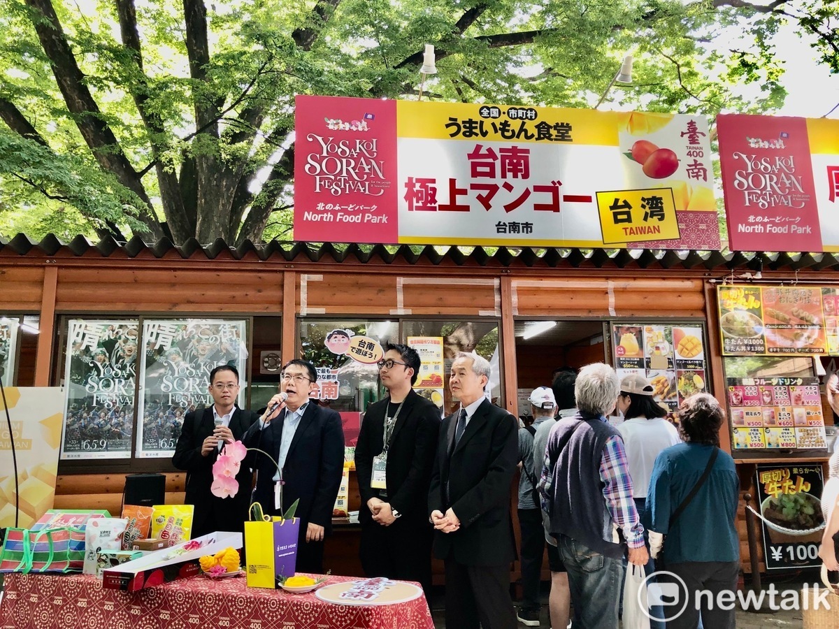 台南市長黃偉哲率隊出訪日本行銷台南，登場日本北海道最盛大的祭典－YOSAKOI索朗祭（YOSAKOIソーラン祭り；以下簡稱索朗祭），這是台南首度代表台灣在索朗祭設攤行銷，更在現場販售台南水果及農特產，創下台灣新鮮水果進軍北海道的首例。 圖：台南市政府提供