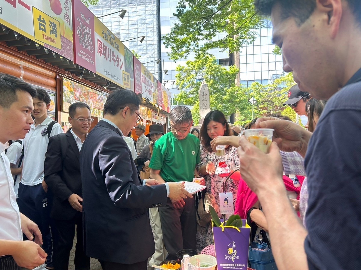 台南市長黃偉哲率隊出訪日本行銷台南，登場日本北海道最盛大的祭典－YOSAKOI索朗祭（YOSAKOIソーラン祭り；以下簡稱索朗祭），這是台南首度代表台灣在索朗祭設攤行銷，更在現場販售台南水果及農特產，創下台灣新鮮水果進軍北海道的首例。 圖：台南市政府提供