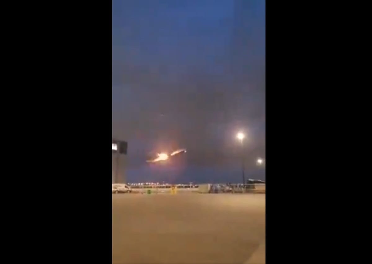 加拿大航空公司旗下的波音 777 客機日前準備從多倫多飛往巴黎時，剛起飛後沒多久引擎就開始冒火，緊急迫降於原機場。 圖：翻攝自 @manamuntu X 帳號
