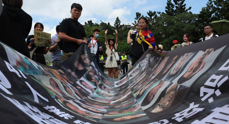 在台港人組織與台灣民間團體發起的「2024台北遊行—捍衛民主 台港同行」9日舉行，遊行隊伍於自由廣場牌樓前集結，主辦單位提出4項活動訴求，盼社會大眾持續關注香港情勢等。 圖：中央社