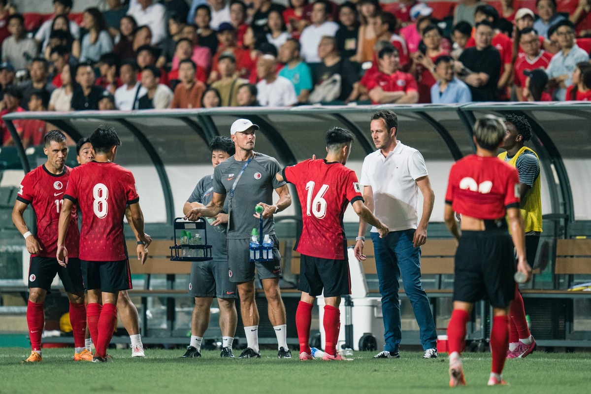 香港足球代表隊在香港大球場迎戰伊朗隊，3人因為在國歌播放時「轉過身或未起立」被抓。 圖：翻攝臉書香港力量