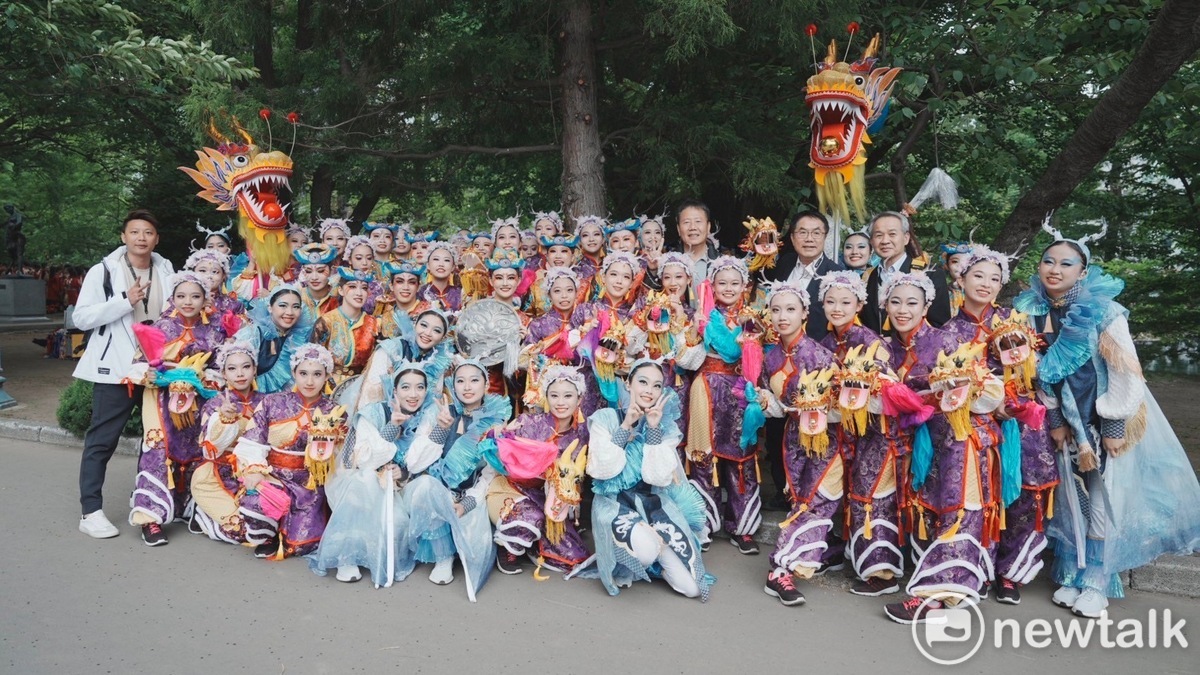 黃偉哲在南應大學生演出前為他們加油打氣，更跟他們一起出場，看到南應大的同學們以精湛的演出站上國際舞台，以活力和熱情感染現場眾人，他覺得非常感動。 圖：台南市政府提供
