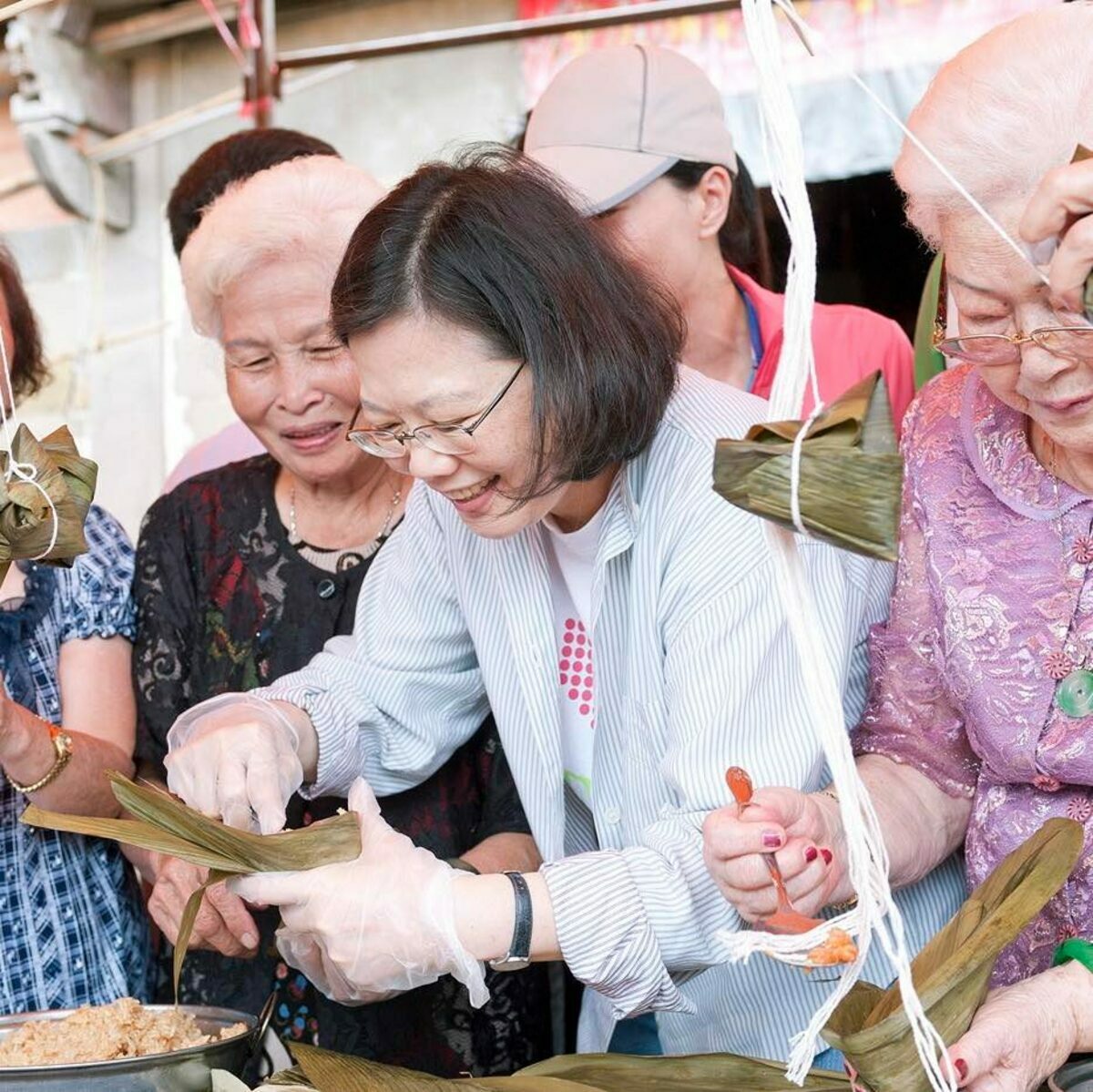 蔡英文表示，貢寮阿嬤們年事已高，現在翻出這些照片，也讓她懷念起阿嬤們「又大又餡多」的香粽。 翻攝自 蔡英文臉書