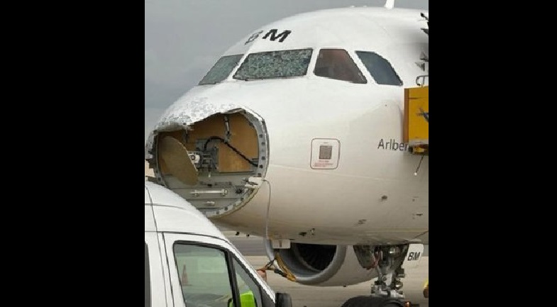 奧地利航空一架班機從西班牙飛往奧地利時，在飛行途中遭遇雷暴，冰雹破壞了飛機的機鼻，駕駛艙的玻璃也被砸出裂痕。幸運的是，所有乘客與機組人員都沒有受傷，安全降落在目的地機場。 圖：翻攝自 @aviationbrk X 帳號