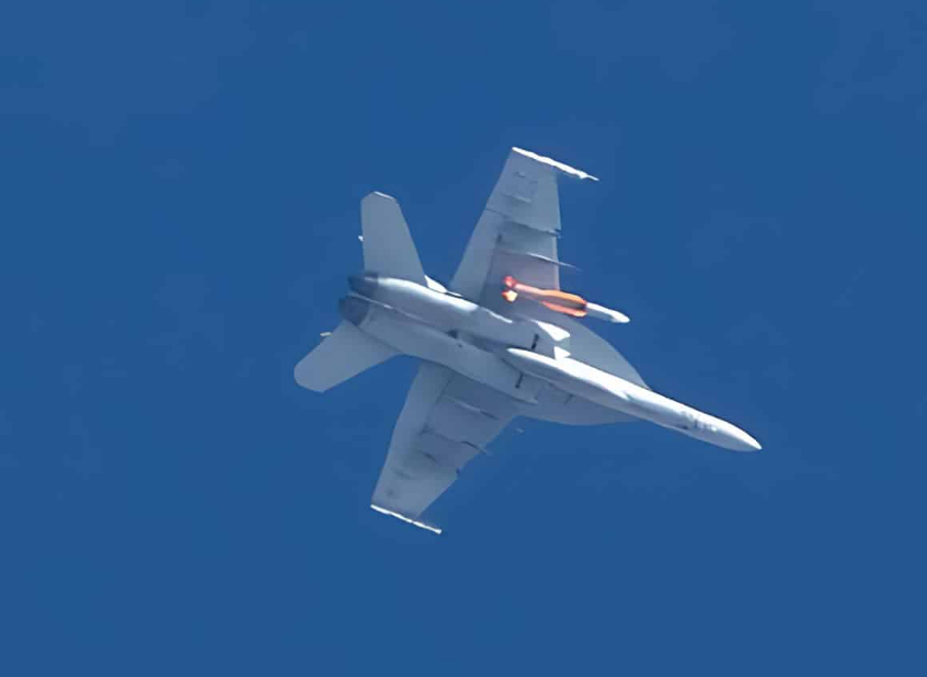 美軍F-18被發現掛載SM-6測試彈飛行。 圖：翻攝「X」@StinkJet