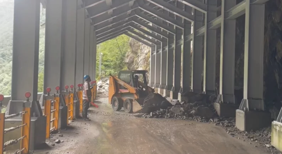 今日交通部公路局谷關工務段緊急搶修，但現場持續落石，因此明上午7時通行班次，仍然取消。 圖：公路局谷關工務段／提供