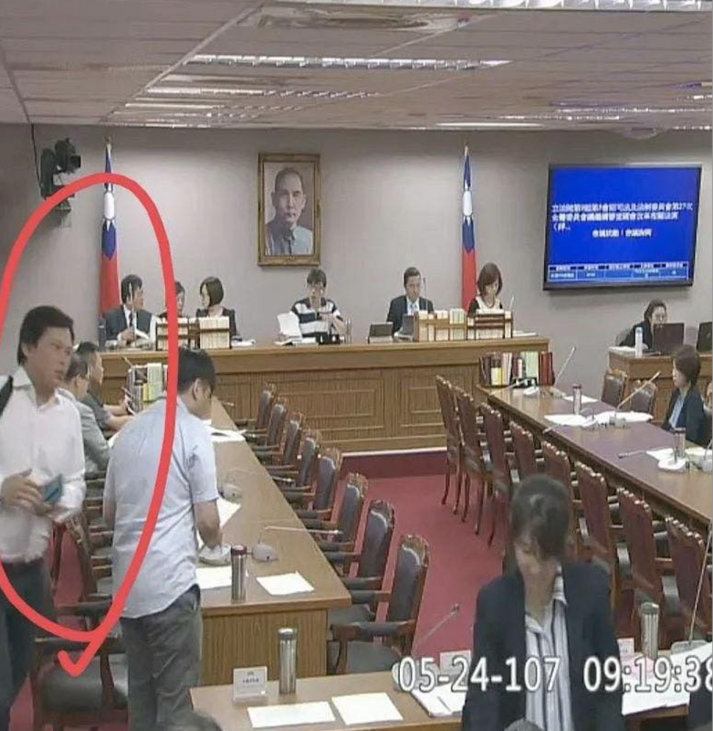 黃國昌出席立法院第 9 屆第 5 會期司法委員會第 27 次會議，監視錄影畫面。 圖：翻攝自 王定宇臉書