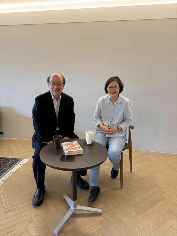 端午佳節，柯建銘今天拜會蔡英文，並致贈一本書籍。 圖：取自柯建銘臉書（資料照）