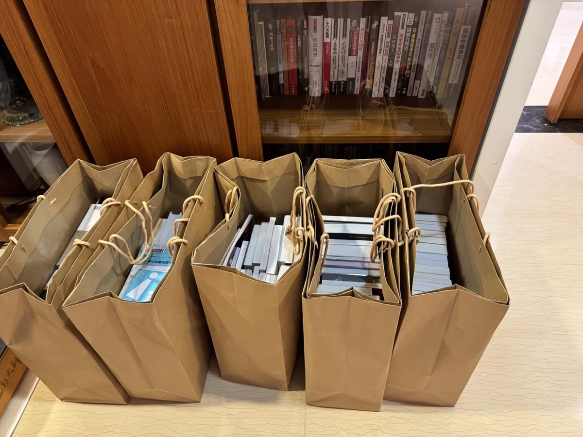 柯建銘原本買了5大袋書籍和雜誌，準備送給前總統蔡英文，但最終只送了一本政治受難者顏世鴻所著的《青島東路三號》。 圖：取自柯建銘臉書