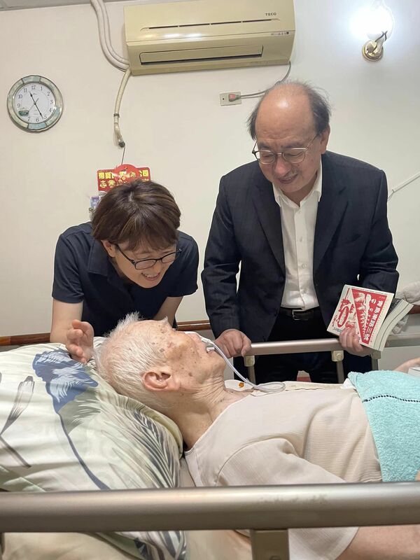 柯建銘送給蔡英文一本書《青島東路三號》，作者是政治受難者顏世鴻醫師，他更在6/2特地到台南探望過，雖98高齡，罹患癌症，但頭腦清楚，還關心青鳥活動，精神可佩。 圖：取自柯建銘臉書