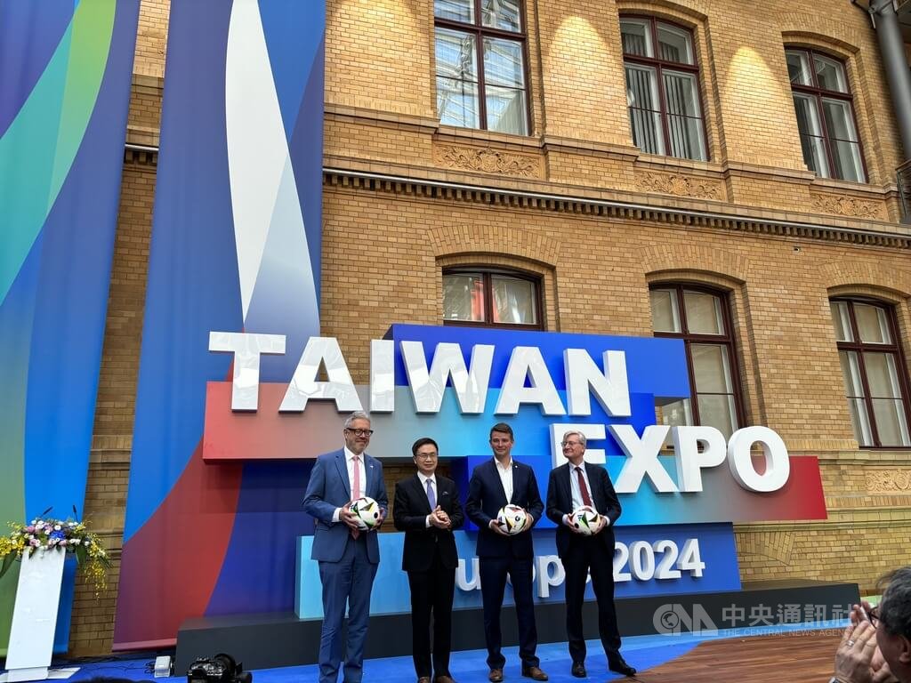 2024歐洲台灣形象展10日在德國柏林登場，外貿協會董事長黃志芳（左2）出席開幕典禮表示，柏林位於歐洲心臟地帶的交通便利性，可吸引歐洲各國人士參展，預估商機可望超越5000萬美元。 圖：中央社提供