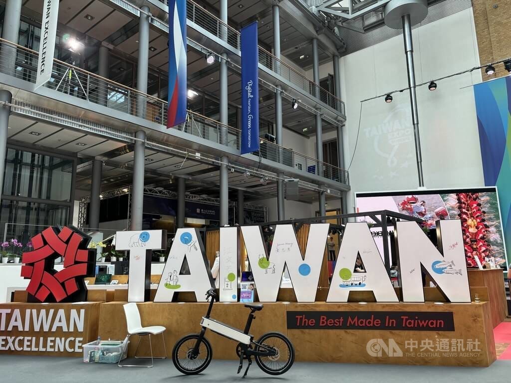 2024歐洲台灣形象展10日在德國柏林登場，110家台灣企業參展，展出電動載具、無人機載具、充電、共享及車載應用產品，貿協預估商機超越5000萬美元。 圖：中央社提供