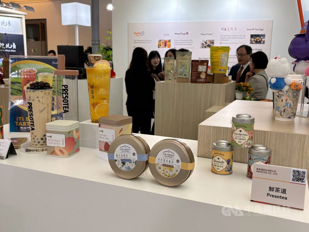 2024歐洲台灣形象展今年首度在會場設立「品味台灣區」專館，集結郭元益、鮮芋仙、鬍鬚張和鮮茶道等10家餐飲業者。圖為鮮茶道展示茶葉等產品。 圖：中央社提供