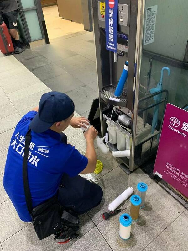 桃園機場捷運各車站飲水機緊急停用，桃捷公司10日對22個捷運站完成各1台飲水機5道濾心更換作業。 圖：桃捷公司提供