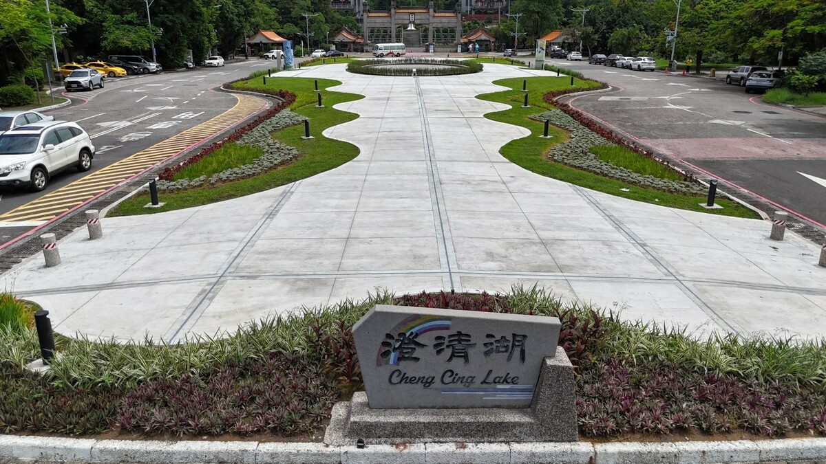 澄清湖大門入口廣場整建後煥然一新。 圖：高雄市觀光局/提供