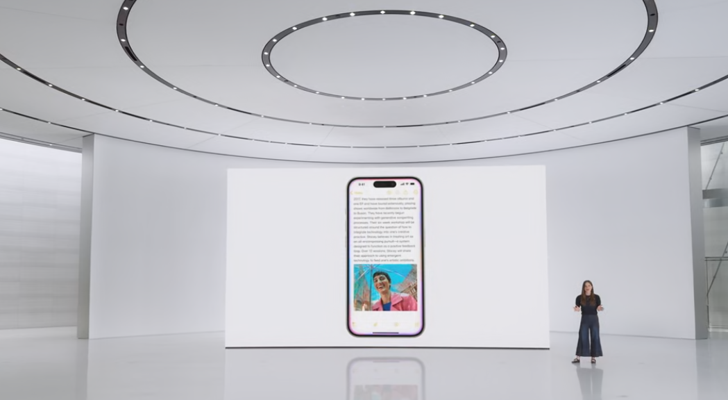 蘋果公司（Apple）29日發布的研究報告中透露，將採用Google設計的晶片來推動其即將面世的AI工具及相關功能。（圖為全球開發者大會，產品展示示意圖） 圖：翻攝自蘋果WWDC直播畫面