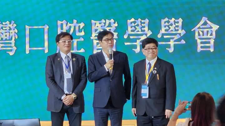 Abc牙醫聯盟創辦人謝尚廷(右)政商關係良好。 圖：翻攝Abc牙醫聯盟臉書