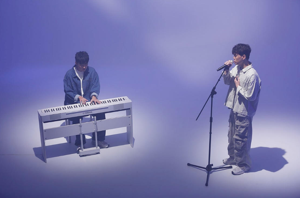 閃電狼Flash Wolves傳說對決退役教練Kato（左）與選手YuXiang共同深情演繹《更美的地方》。 圖：網銀國際／提供