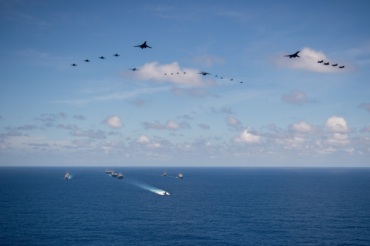 美軍「勇敢之盾2024」軍演，美國核動力航空母艦「雷根號(CVN-76)」與日本海上自衛隊機艦在菲律賓海進行聯合演練。 圖：翻攝「X」@USPacificFleet