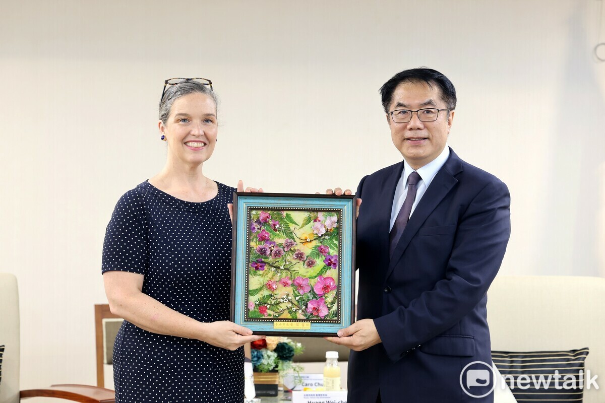 美國在台協會孫曉雅處長將於今年夏天任滿離任，今日向台南市長黃偉哲辭行，黃偉哲贈送以台南市花蝴蝶蘭做成的永生花畫作，感謝孫處長任內對台美關係的付出，並強調這幅畫象徵著台美關係已如同蘭花盛開，祝福未來台美交流永不輟。 圖：台南市政府提供