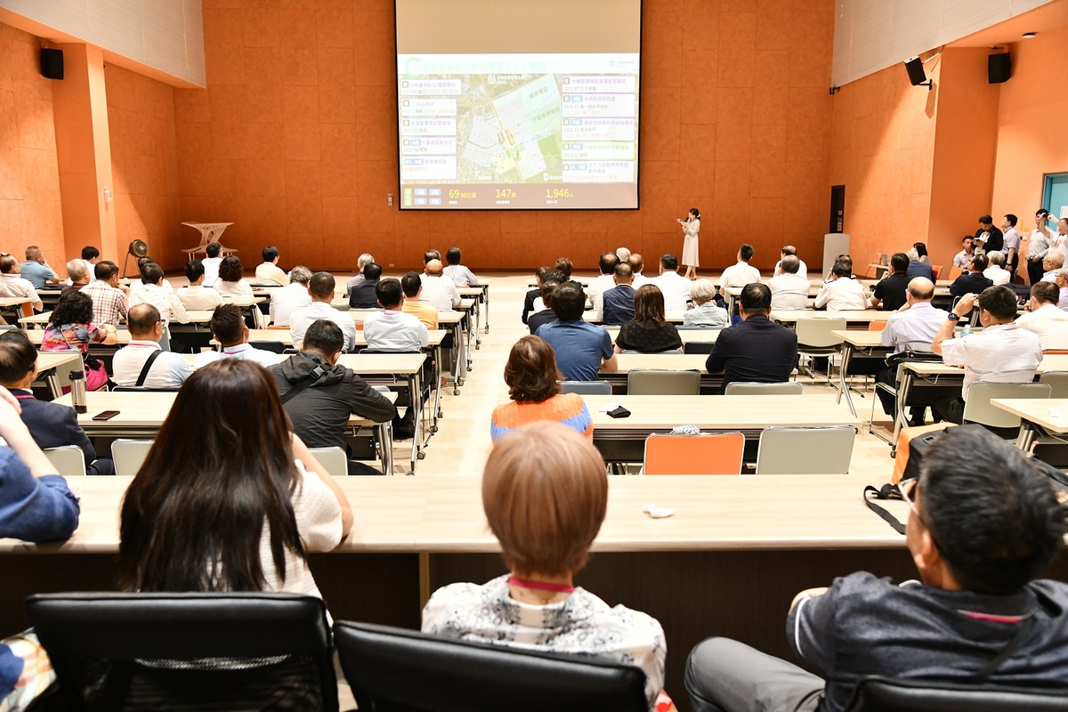 台商參訪團聽取沙崙綠能科技示範場域簡報。 圖：海基會提供