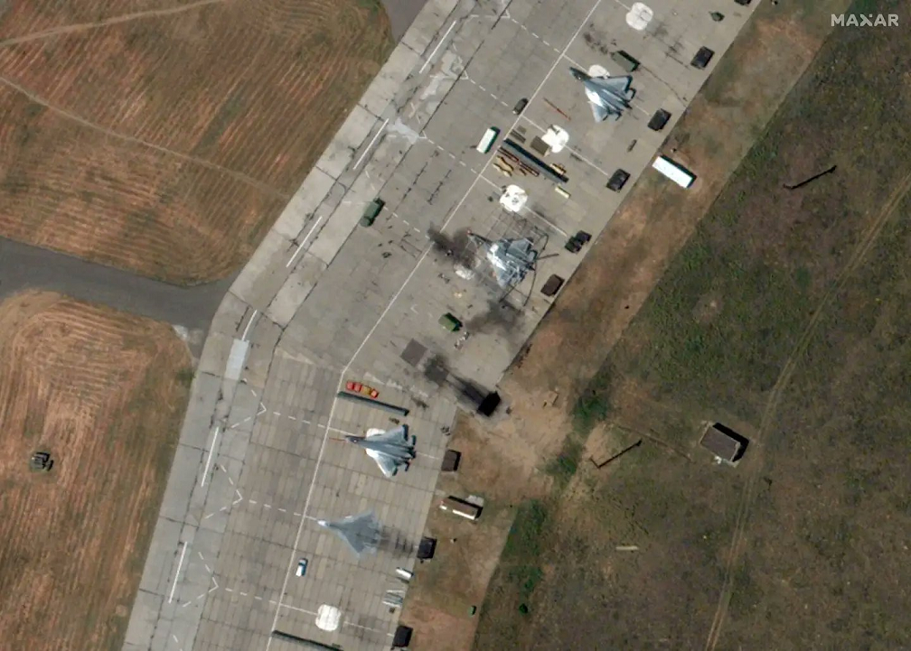 衛星圖顯示遭烏軍無人機攻擊的俄國阿赫圖賓斯克機場，有戰機明顯受損的痕跡。 圖 : 翻攝自河東三叔