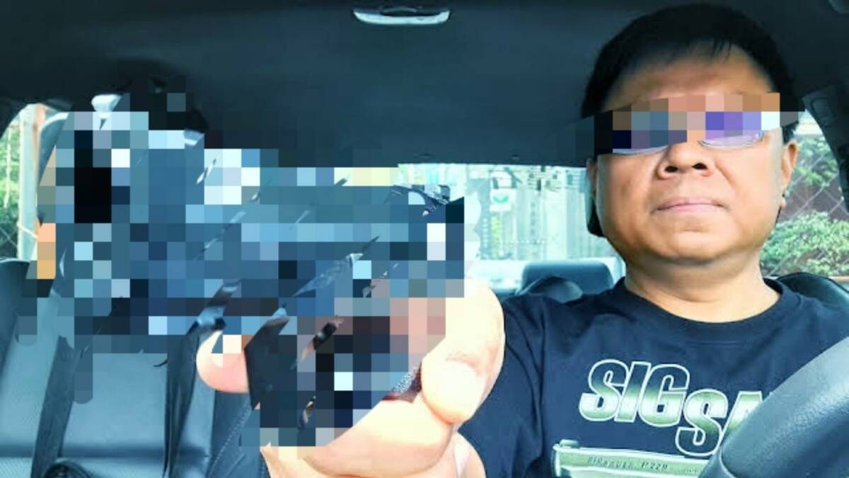 台鐵潮州副站長邱旻杰貼出「亮槍照」嗆酸民惹議。 圖：取自Dukoff血汗臺鐵YouTube