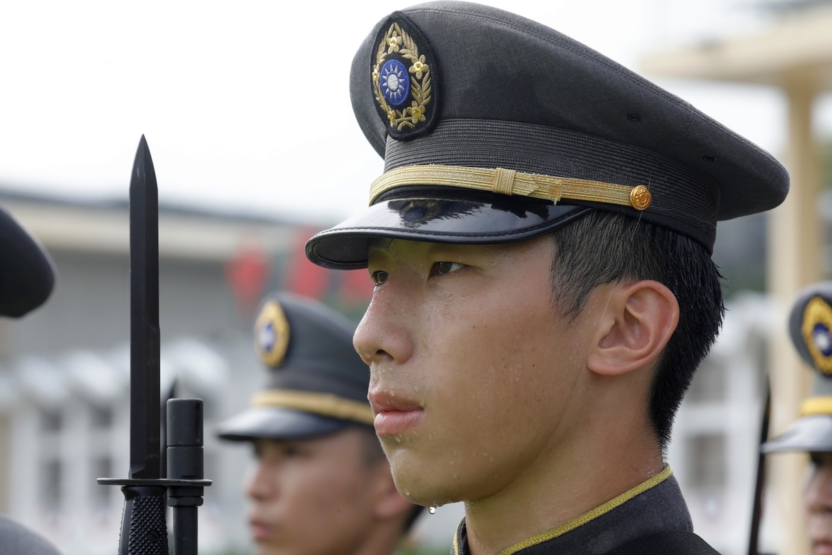 參演學生們頂著南臺灣艷陽，專注閱兵分列式練習 圖：陸總/提供