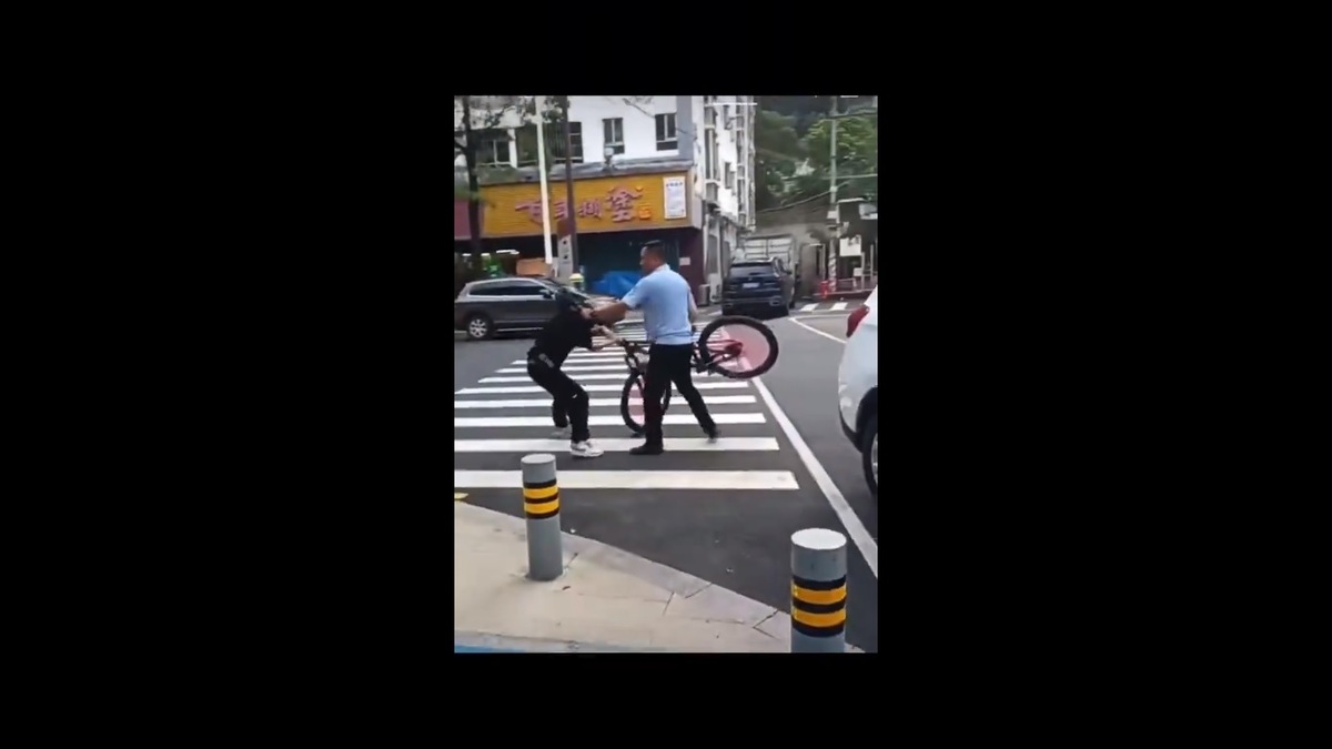 中國城管公然在街上搶劫民眾的腳踏車。 圖：擷取自 @rt_headlines X 分享影片