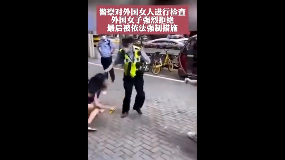 一名中國警察疑似對「外國女子」強行執法，但被網友發現該名女子只是將頭髮染黃的中國人。 圖：擷取自 @alis69696969 X 分享影片