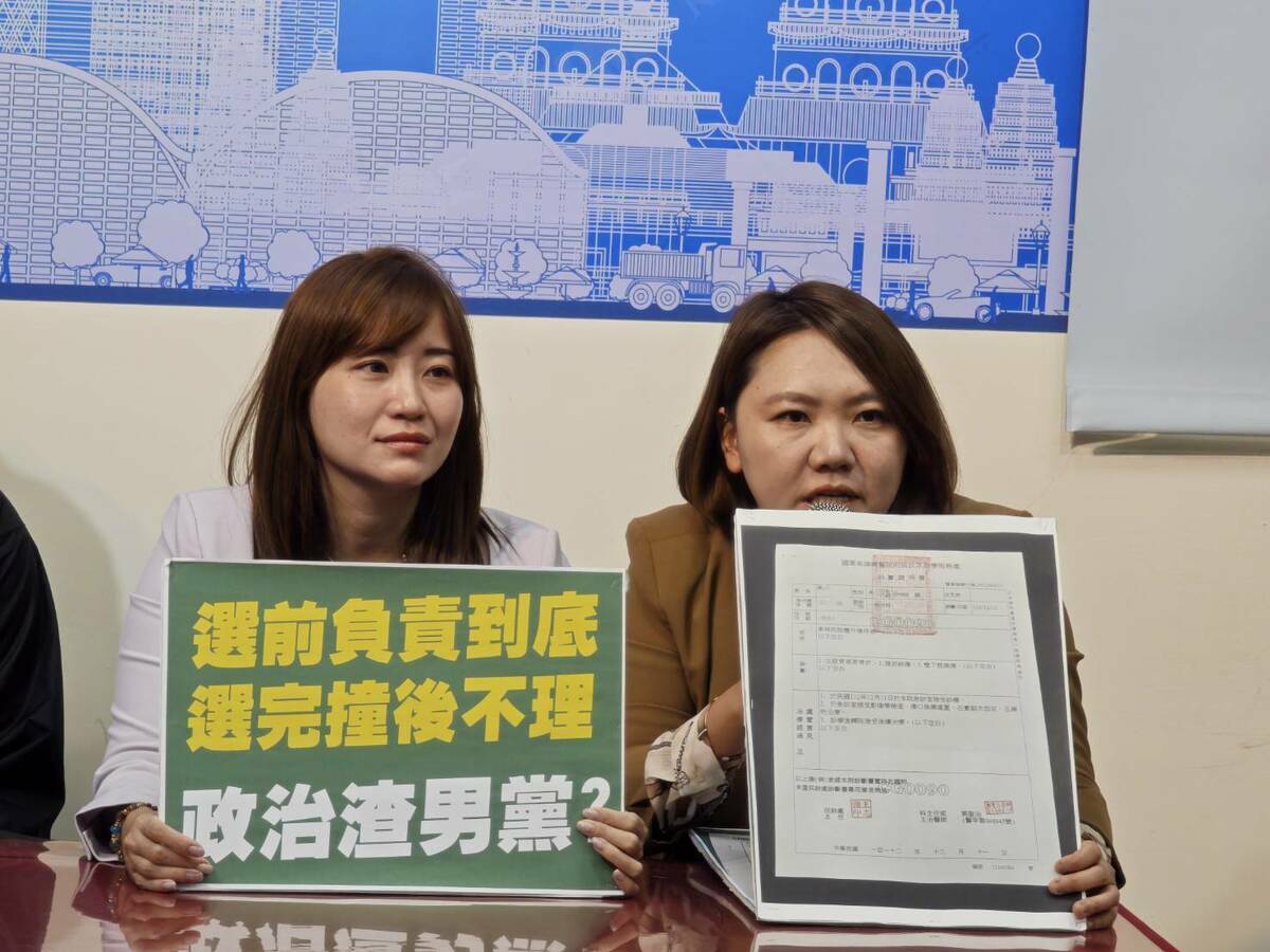 邱于軒(右)、許采蓁(左)召開記者會為兩位撞騎士討公道。 圖：國民黨高雄市黨部/提供