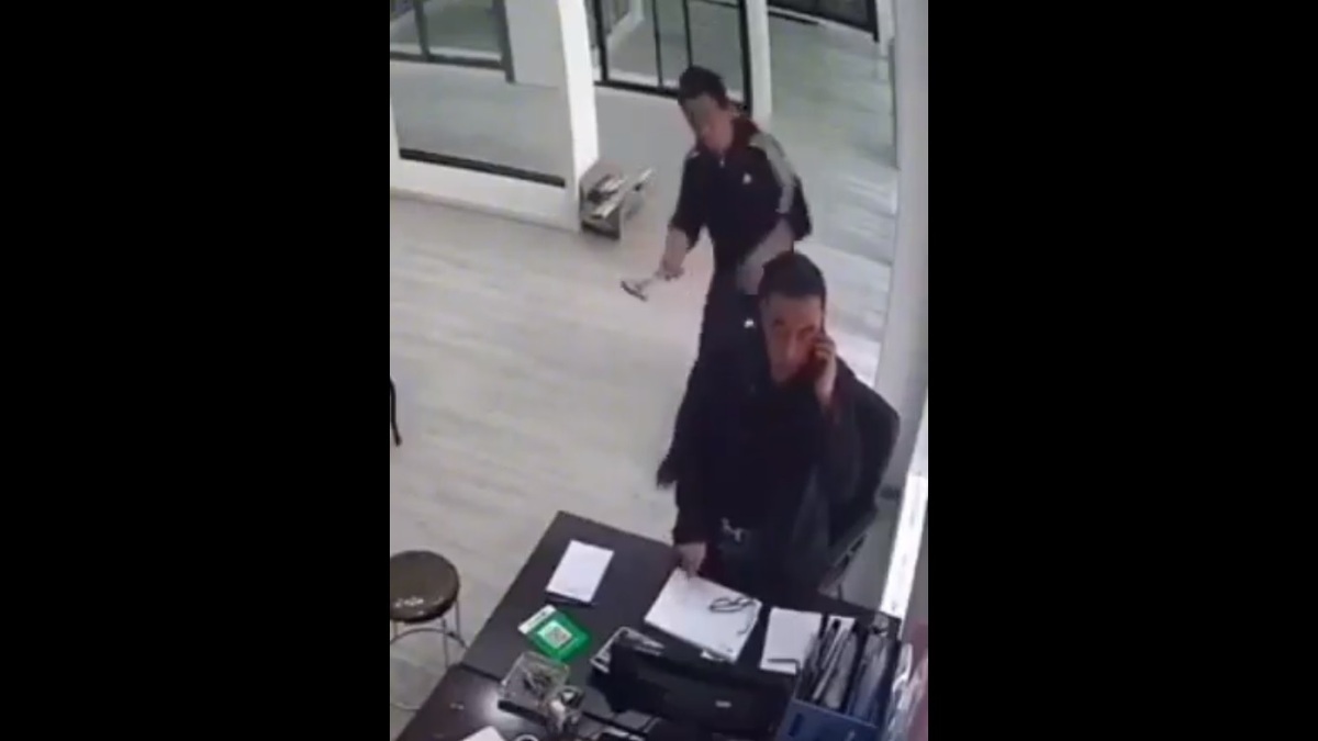 中國人民長期受到壓迫，部分民眾已經無法繼續忍耐下去，決定採取激烈行動報復。日前一名北京水廠的員工因被長期積欠工資，與廠內的勞資處長進行談判，但對方似乎不願處理，該名男子於是拿出預先準備的鐵鎚攻擊勞資處長。 圖：擷取自 @xiaoj8380 X 帳號