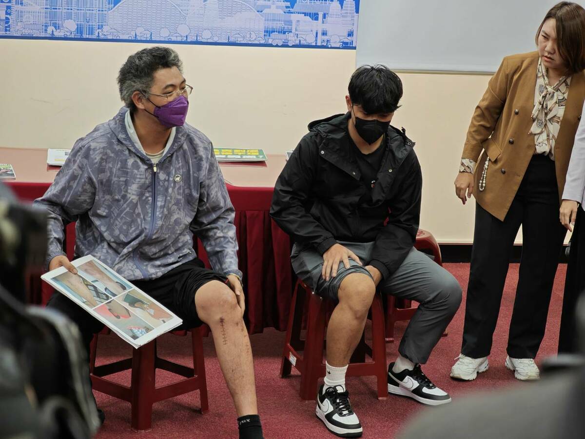 兩位騎士在記者會上秀出傷勢。 圖：國民黨高雄市黨部/提供