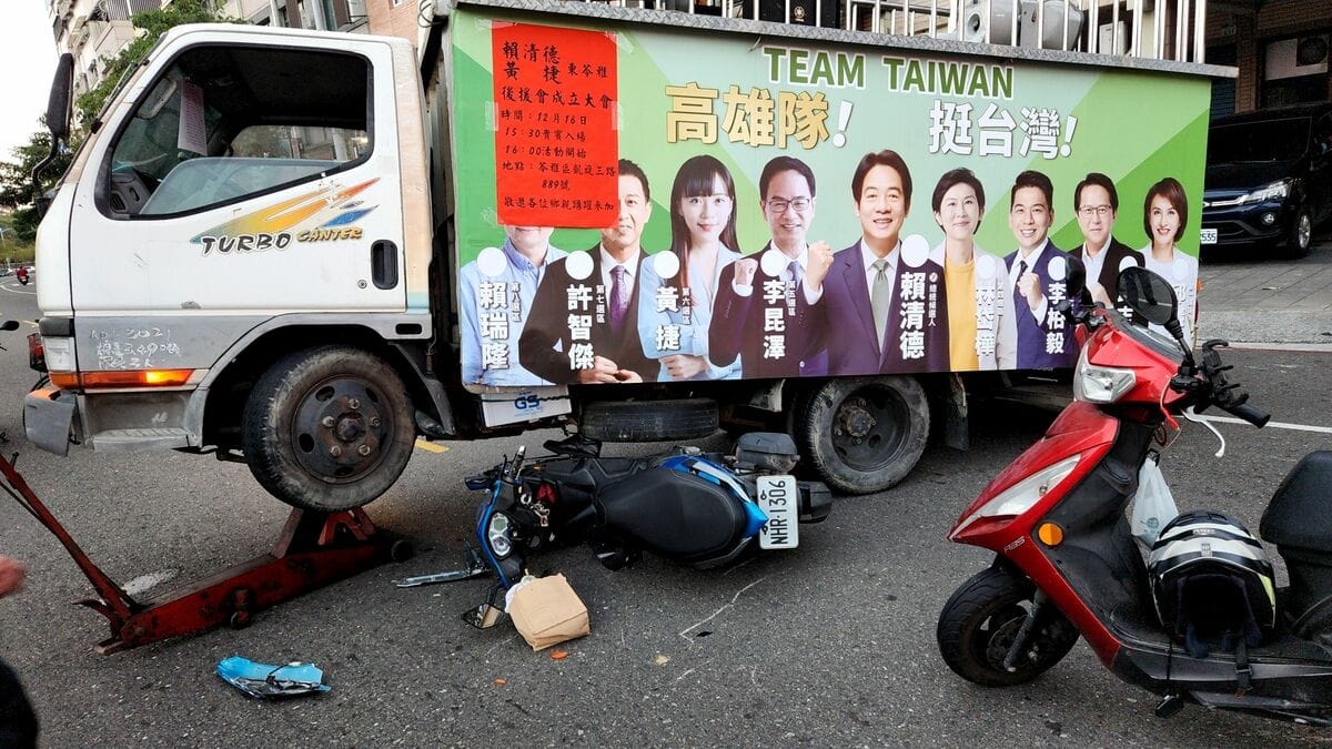 宣傳車與機車車禍現場。 圖：國民黨高雄市黨部/提供