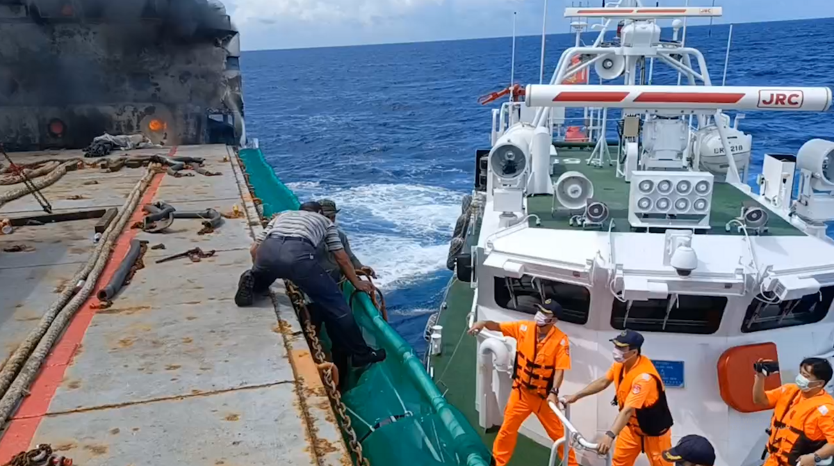 海巡署人員救援船員。 圖：海委會海巡署艦隊分署/提供