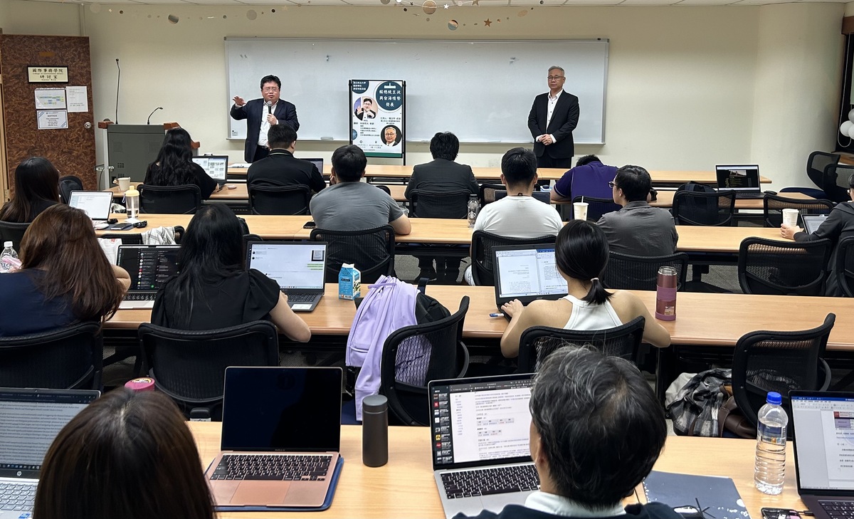 日本資深媒體人矢板明夫先生於6月11日在政治大學國安專班課堂，由主持人政治大學國際事務學院兼任副教授，也是開南大學國家暨區域研究中心主任陳文甲博士的引言下，發表「賴總統主政與台海情勢發展」為題的講演。 圖: 演講主辦單位/提供
