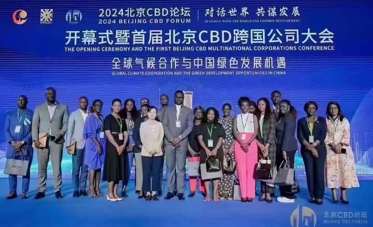 中國日前舉辦首屆北京 CBD 跨國公司大會，但卻被網友發現，參與會議的「跨國公司商業代表」幾乎都是膚色較深的「非洲兄弟」。 圖：翻攝自 @LUOXIANGZY X 帳號