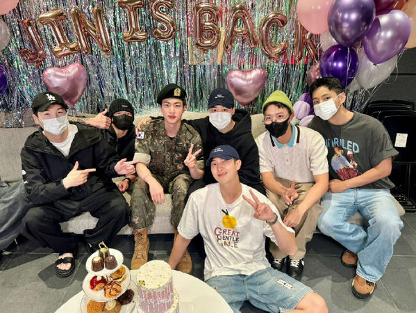 防彈少年團7人完全體合照。 圖：取自防彈少年團X