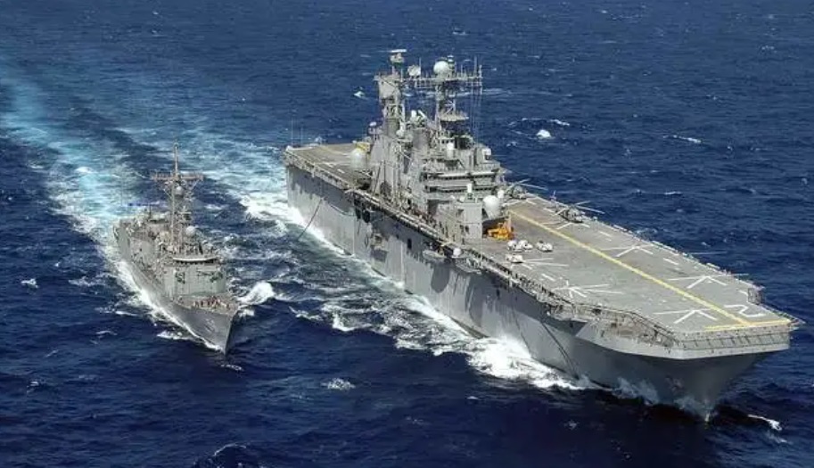 在即將到來的 2024 年環太平洋演習中，大型兩棲攻擊艦塔拉瓦號，將被當作一艘海上靶艦擊沉在夏威夷附近海岸。 圖：翻攝自國平視野