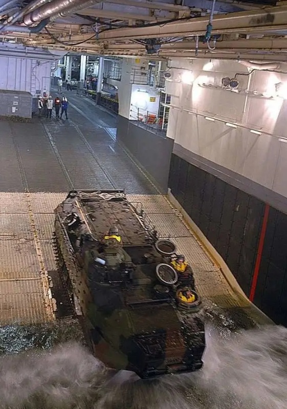 兩棲攻擊艦是美國海軍的高價值資產。圖為兩棲攻擊艦內部。 圖：翻攝自國平視野