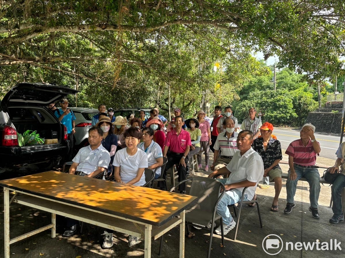 立委陳亭妃積極推動台灣百年的糖業及鐵道文化資產有效保存，並結合台南當地交通觀光發展，特邀台糖主管至柳營區台糖五分車鐵軌處現勘，籲將老舊乏人管理的鐵軌重新進行完善建置。 圖：陳亭妃服務處提供