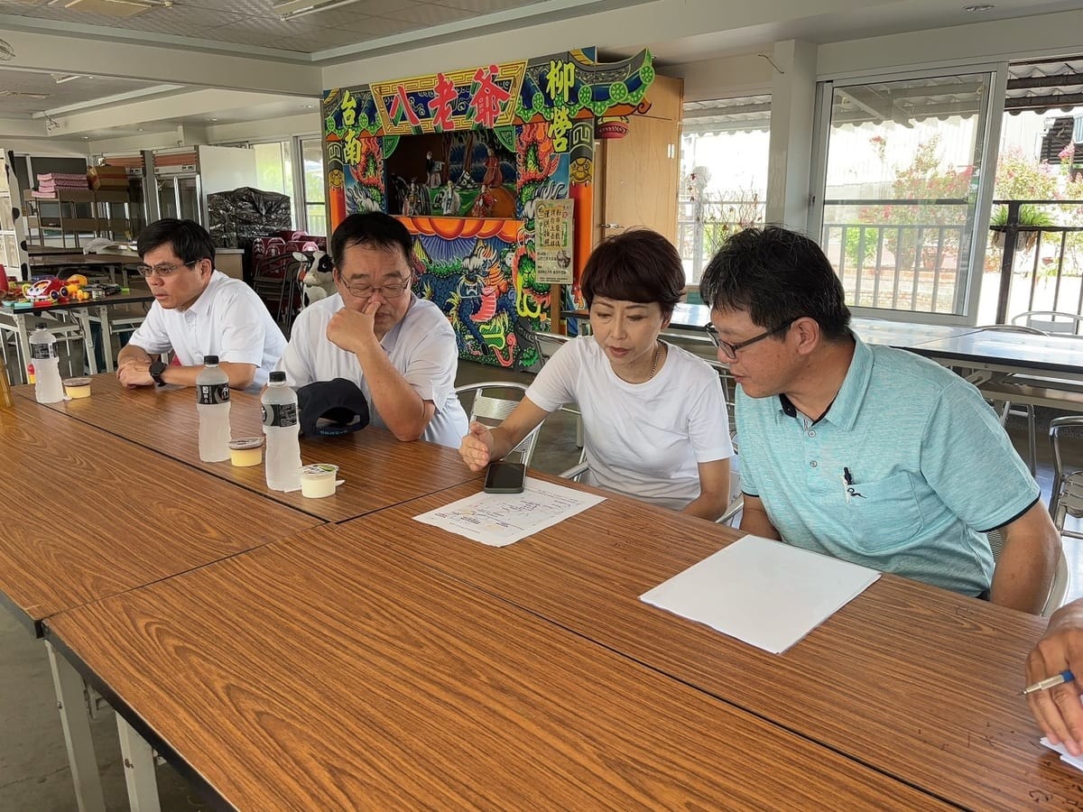 立委陳亭妃積極推動台灣百年的糖業及鐵道文化資產有效保存，並結合台南當地交通觀光發展，特邀台糖主管至柳營區台糖五分車鐵軌處現勘，籲將老舊乏人管理的鐵軌重新進行完善建置。 圖：陳亭妃服務處提供