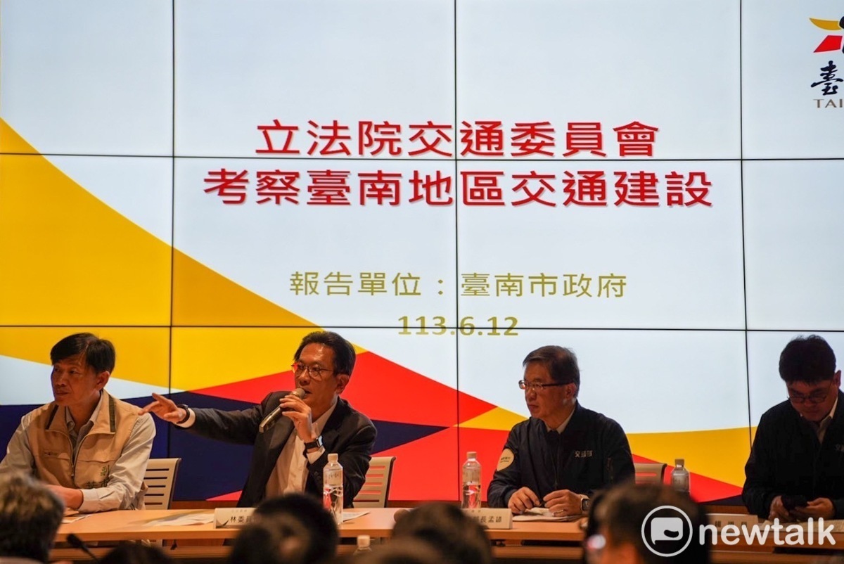 立委林俊憲率立法院交通委員會，會同交通部長李孟諺、鐵道局長楊正君及台南市副市長葉澤山，至永康區康橋大道平交道現場會勘鐵路地下化進度，並爭取鐵路地下化往北延伸永康、新市段立體化，以及捷運黃線可行性評估經費。 圖：林俊憲服務處提供