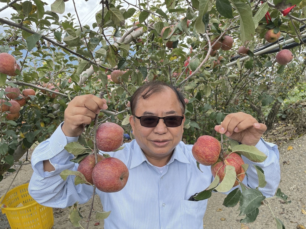 參山處長曹忠猷邀大家暑假上梨山品嘗當季的水果。 圖：參山處/提供