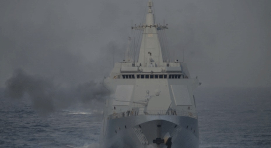 中國編隊各艦按預案對目標實施精確打擊。 圖：翻攝自央視軍事