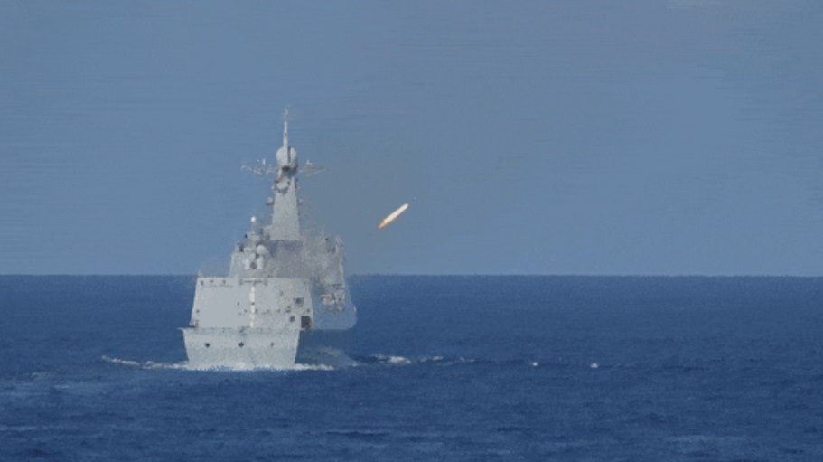 中國編隊各艦按預案對目標實施精確打擊。 圖：翻攝自央視軍事